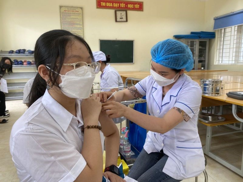 Nhân viên y tế tiến hành tiêm chủng cho học sinh lớp 6 tại điểm tiêm trường THCSLê Quý Đôn (Hà Đông, Hà Nội)