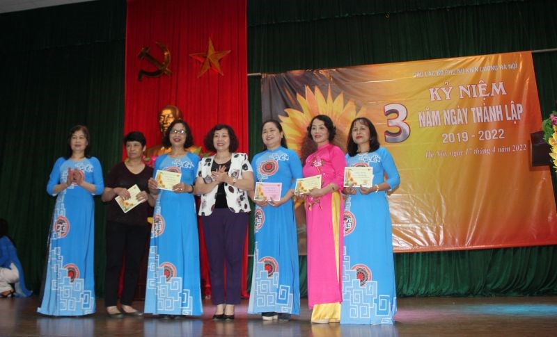Đồng chí Lê Thị Thiên Hương, Phó Chủ tịch Hội LHPN Hà Nội (người thứ tư từ phải sang) tặng Giải thưởng “Hoa Hướng Dương” cho các cá nhân có 10 năm trở lên đã kiên cường chiến đấu với bệnh ung thư vú.