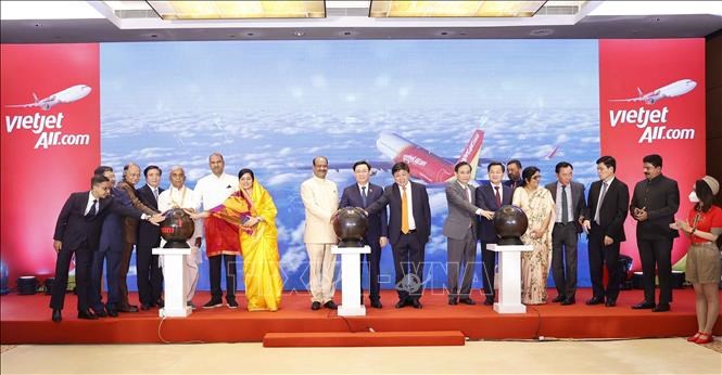 Chủ tịch Quốc hội Vương Đình Huệ và Chủ tịch Hạ viện Cộng hòa Ấn Độ Om Birla chứng kiến Lễ công bố mở các đường bay mới đến Ấn Độ của Vietjet Air. Ảnh: Doãn Tấn/TTXVN