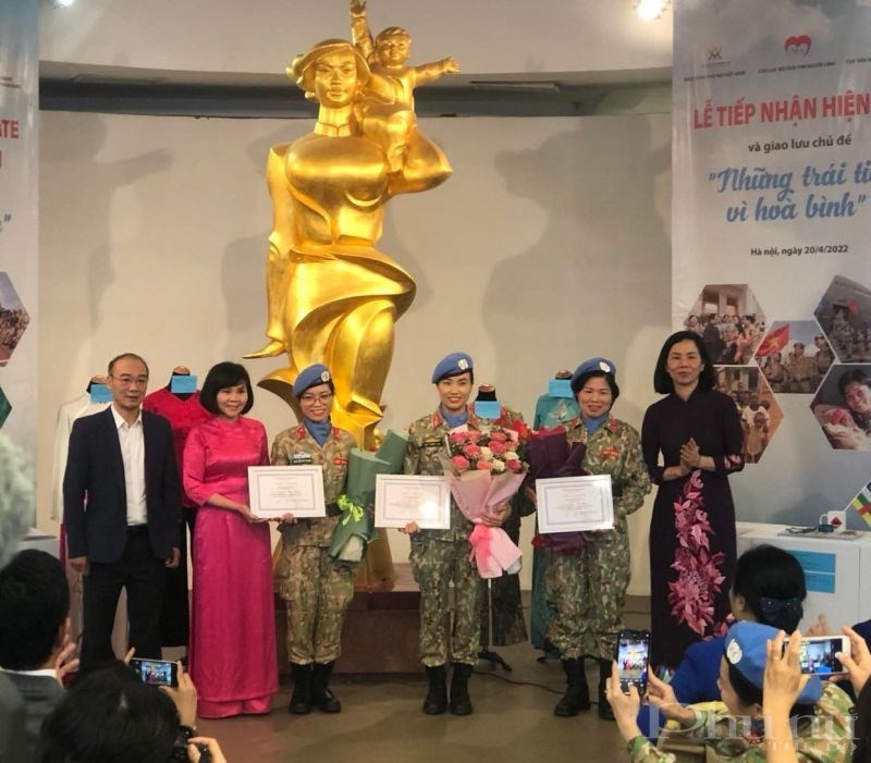 Đại diện Bảo tàng Phụ nữ Việt Nam tặng hoa và chứng nhận cho các nữ quân nhân. Ảnh: P.H