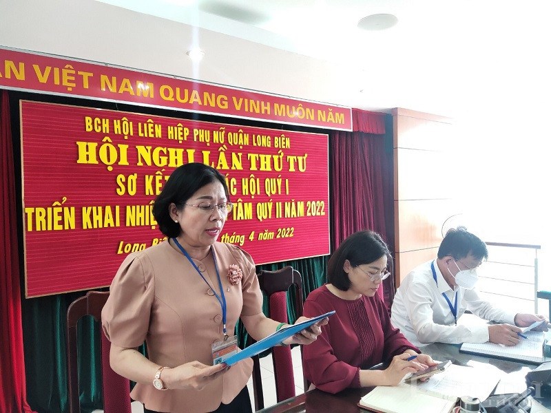 Đồng chí Trần Thị Việt Hoa, Phó Chủ tịch Hội LHPN quận Long Biên báo cáo kết quả công tác Hội năm 2022