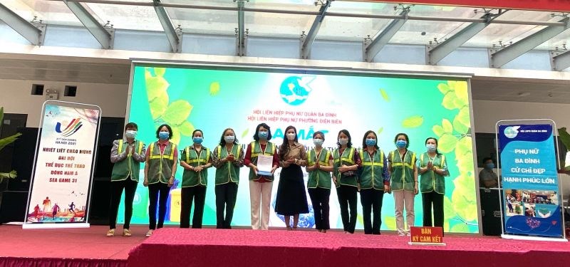 Đồng chí Vũ Mai Hường, Chủ tịch Hội LHPN phường Điện Biên trao Quyết định cho tổ phụ nữ xung kích bảo vệ môi trường