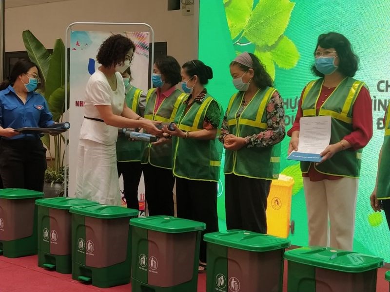 Đồng chí  Đinh Thị Phương Liên, Quận ủy viên, Chủ tịch Hội LHPN quận Ba Đình tặng thùng rác và  túi nilon thân thiện với môi trường cho tổ phụ nữ xung kích