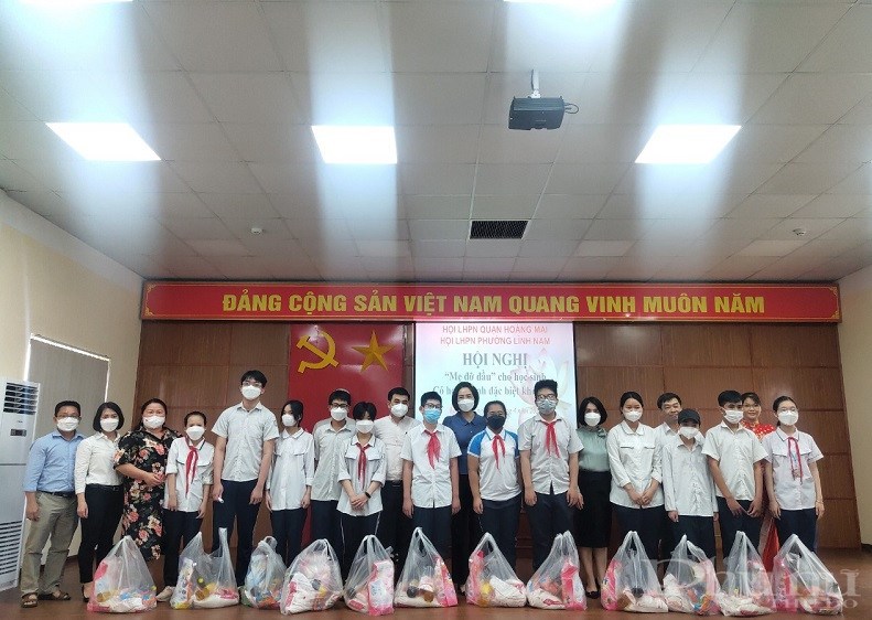 Các đại biểu lãnh đạo Hội LHPN quận Hoàng Mai, Hội LHPN phường ,  Đảng ủy phường Lĩnh Nam cùng các nhà hảo tâm, cô giáo đại diện các nhà trường tặng quà hỗ trợ cho học sinh