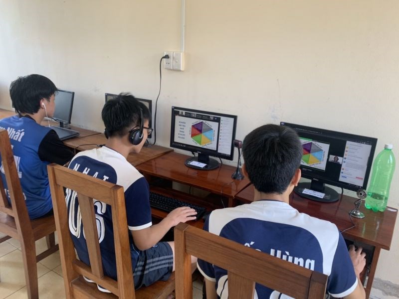 Các học sinh làng trẻ SOS tham gia sự kiện trực tuyến Hướng nghiệp 2022