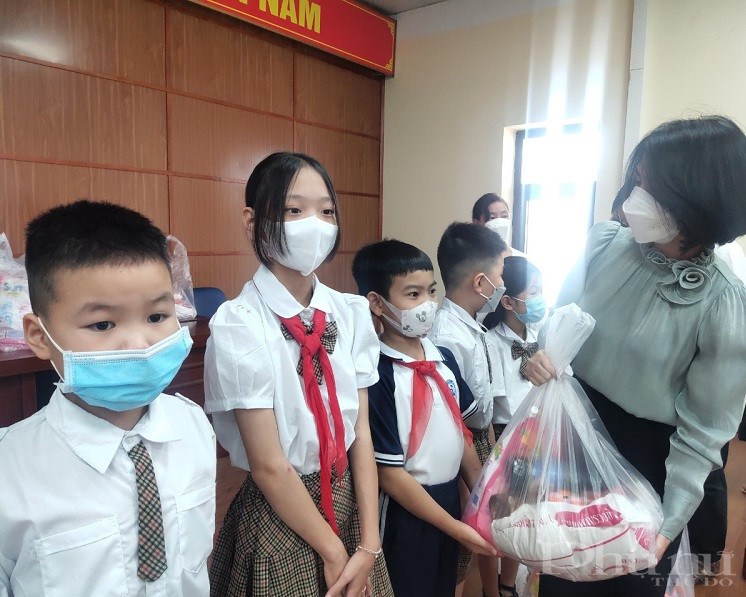 Đồng chí Nguyễn Lệ Hằng, Chủ tịch Hội LHPN quận Hoàng Mai tặng quà hỗ trợ các em có hoàn cảnh khó khăn.