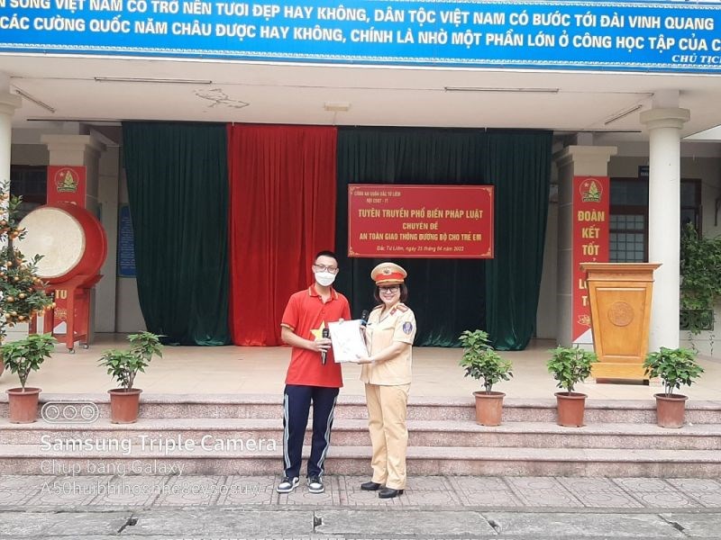 Thiếu tá Hoàng Ngọc Điệp trao tặng quà cho học sinh trả lời đúng trong phần giao lưu câu hỏi an toàn giao thông