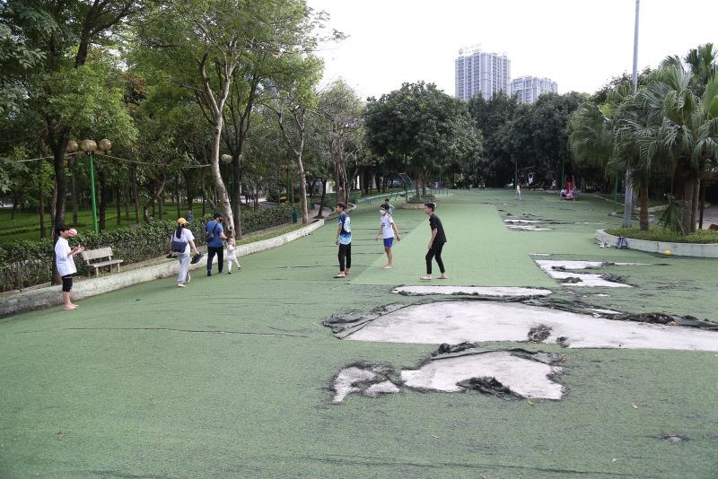 Khu thảm cỏ nhân tạo trong Công viên Cầy Giấy (quận Cầu Giấy, Hà Nội) bị xuống cấp, bong tróc, hư hỏng 	Ảnh: Phùng Đô