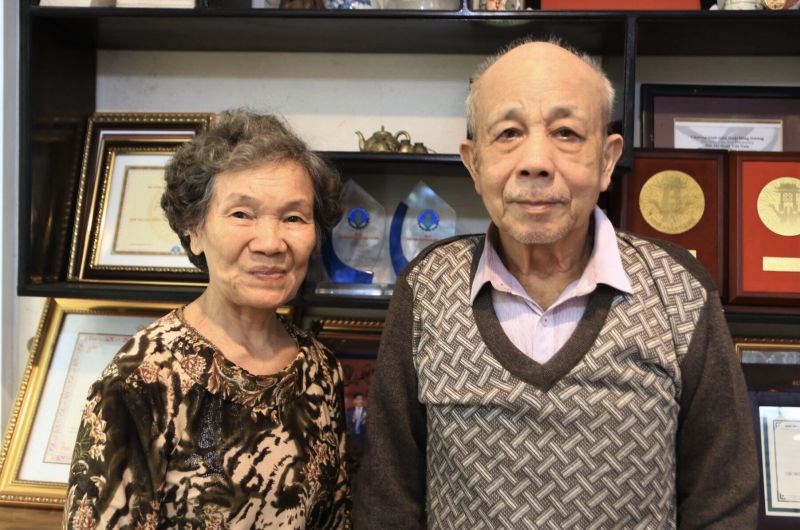 Ông Quách Văn Trường và vợ chụp hình bên “kho tàng” bằng khen, kỷ niệm chương củagia đình