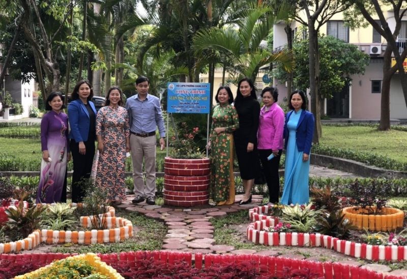 Hội LHPN phường Giang Biên ra mắt mô hình “Vườn hoa sức sống mới” năm 2022