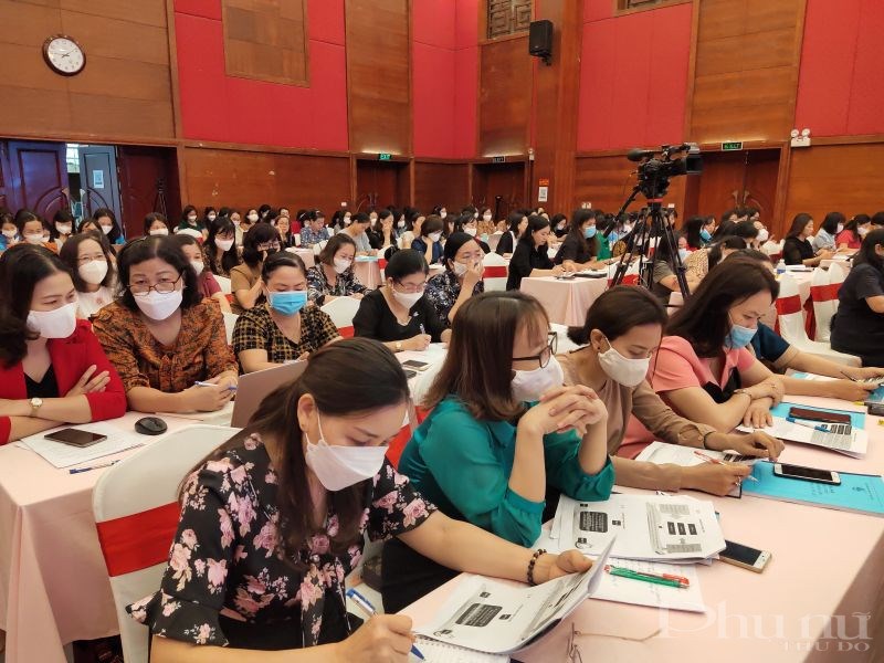 Các đại biểu tham dự tại điểm cầu trực tiếp tại hội trường Trung tâm phụ nữ và phát triển số 20 Thụy Khuê, Hà Nội.