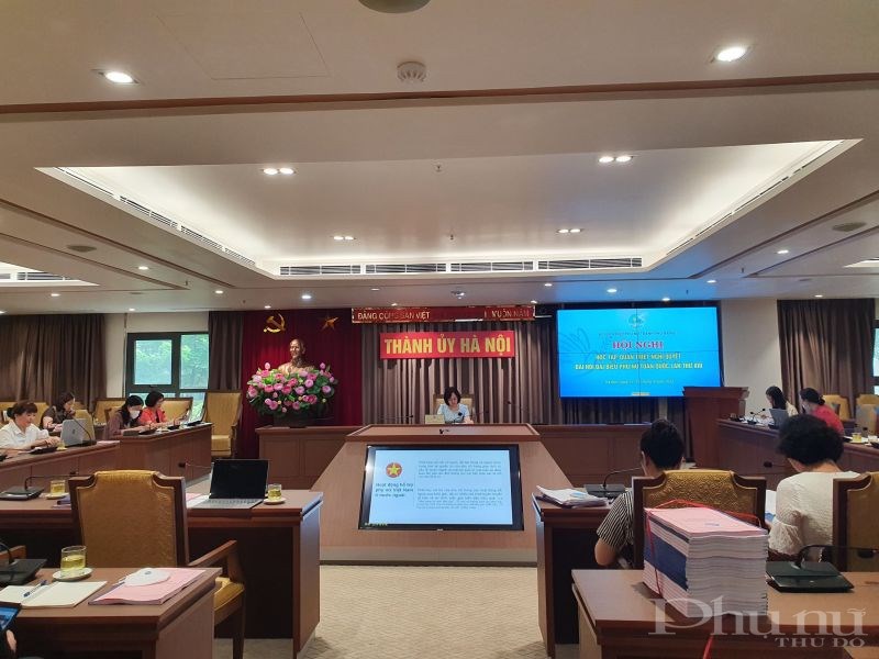 Các đại biểu Hội LHPN  tham gia học tập Nghị quyết  trực tuyến tại điểm cầu Thành ủy Hà Nội
