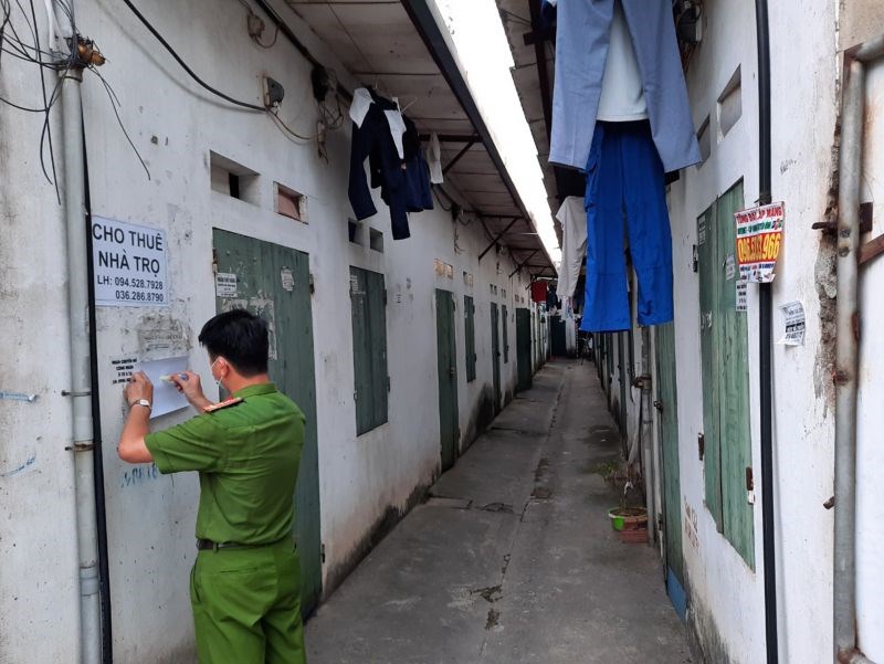 Lực lượng chức năng đang niêm yết các quy định đảm bảo an ninh trật tự, phòng chống dịch tại các khu nhà trọ tại xã Hải Bối,huyện Đông Anh