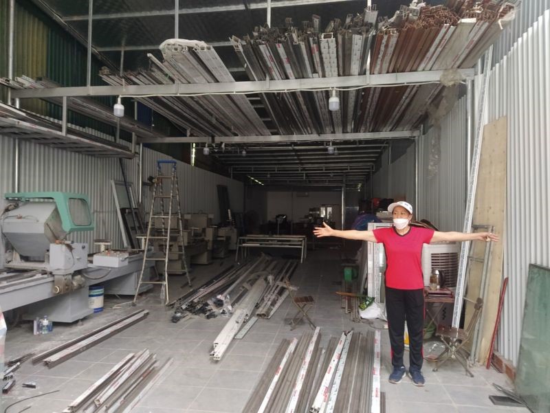 Bà Nghiêm Thị Hải trong khu nhà xưởng khung sắt, mái tôn dựng trên cả phần diện tích đất công chiếm dụng của Nhà nước nhiều  năm qua.