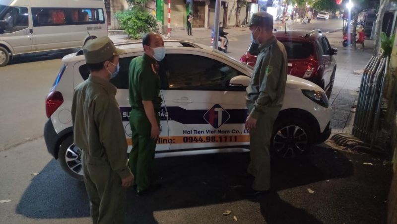 Tổ tuần tra nhân dân đảm bảo an ninh trật tự cơ sở Công an quận Ba Đình đang làm nhiệm vụ 	Ảnh: D.H
