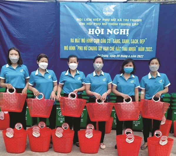 Các cấp Hội PN huyện Phú Xuyên tặng làn nhựa đi chợ cho chị em