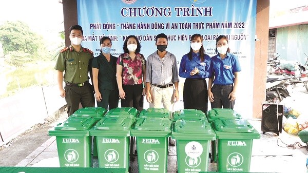 Hội LHPN huyện Thanh Oai tặng thùng rác có nắp đậy cho Ban quản lý chợ Tri Lễ,           xã Tân Ước