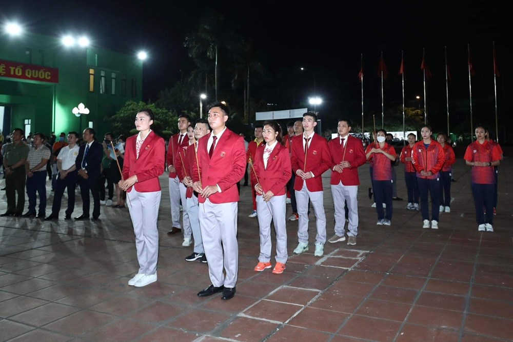 Các vận động viên của Đoàn thể thao Việt Nam thành kính dâng hương