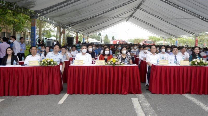 Các đồng chí lãnh đạo Trung ương và TP Hà Nội tham dự lễ phát động