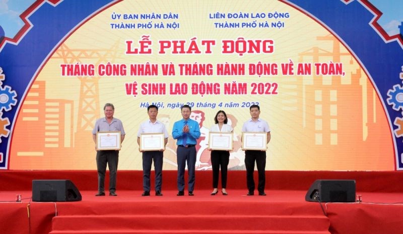 Chủ tịch Liên đoàn Lao động TP Hà Nội Nguyễn Phi Thường tặng  Bằng khen của UBND TP cho các tập thể