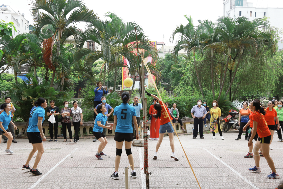 Chung kết bóng chuyền hơi cũng được diễn ra song song với cuộc thi dân vũ.