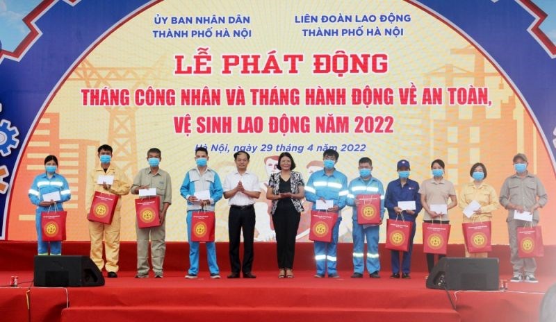 Các đồng chí lãnh đạo Ban Dân vận Thành ủy Hà Nội, Ủy ban Mặt trận Tổ quốc Việt Nam TP Hà Nội tặng quà cho công nhân có hoàn cảnh khó khăn