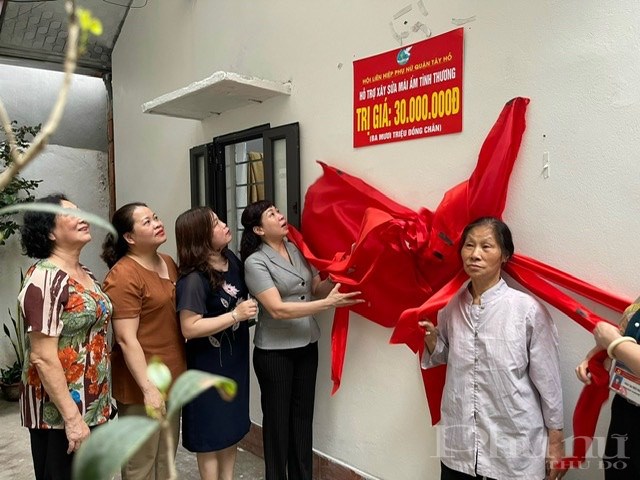 Đại diện Hội LHPN quận Tây Hồ, Hội LHPN phường Bưởi và bà Thành cùng thực hiện nghi thức khánh thành nhà.