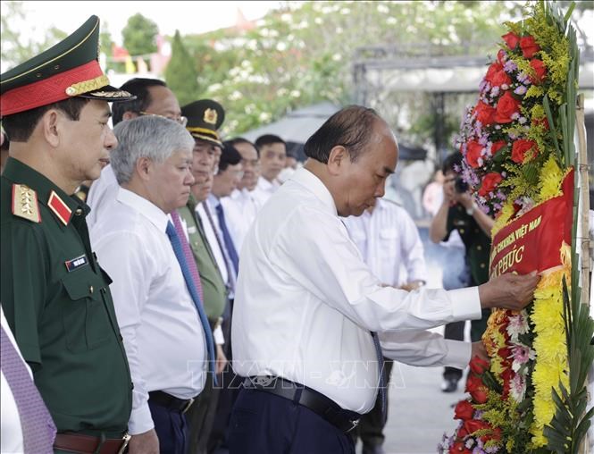 Chủ tịch nước Nguyễn Xuân Phúc dâng hương, hoa viếng các Anh hùng Liệt sĩ tại Nghĩa trang Liệt sĩ quốc gia Đường 9. Ảnh: Thống Nhất/TTXVN