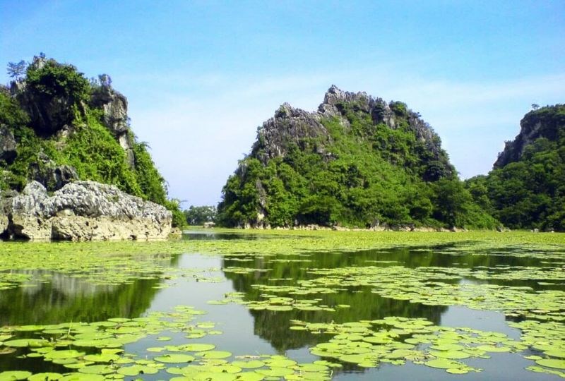 Hồ Quan Sơn là một trong các địa chỉ du lịch dã ngoại có vẻ đẹp mơ mộng tại Hà Nội