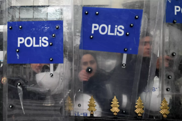 Cảnh sát Thổ Nhĩ Kỳ phải làm việc vất vả hơn vào ngày 1/5 do người biểu tình tăng cao. Hình ảnh người biểu tình phía sau khiên chắn của cảnh sát.
