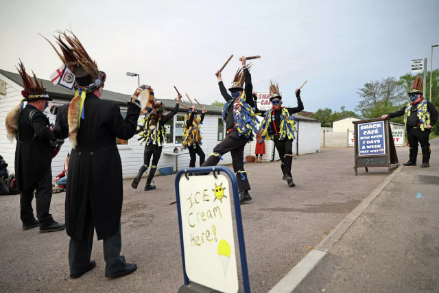 Những người đàn ông Hook Eagle Morris khiêu vũ bên ngoài quán The Shack vào lúc bình minh để kỷ niệm Ngày tháng Năm ở làng Hook, phía tây London.
