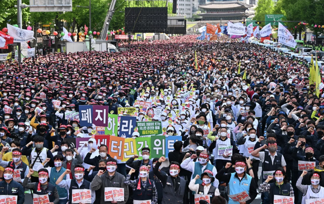 Các thành viên Liên đoàn Công đoàn Hàn Quốc tổ chức mít tinh ở trung tâm thành phố Seoul nhằm kêu gọi các điều kiện và quyền làm việc tốt hơn.