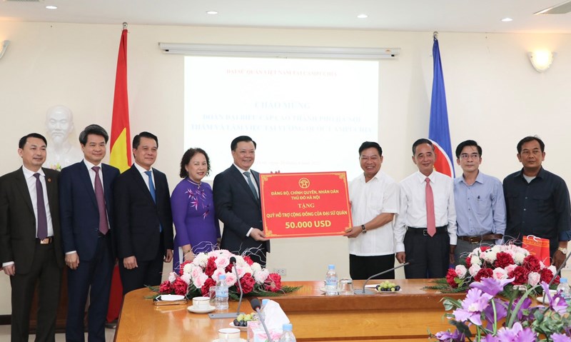Ủy viên Bộ Chính trị, Bí thư Thành ủy Hà Nội Đinh Tiến Dũng và Đoàn đại biểu cấp cao thành phố Hà Nội thăm Đại sứ quán Việt Nam tại Campuchia và trao hỗ trợ Quỹ Cộng đồng nhằm giúp đỡ người gốc Việt tại Campuchia có hoàn cảnh khó khăn