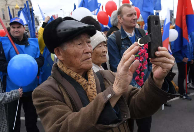 Những người tham gia diễu hành ở Vladivostok, Nga.