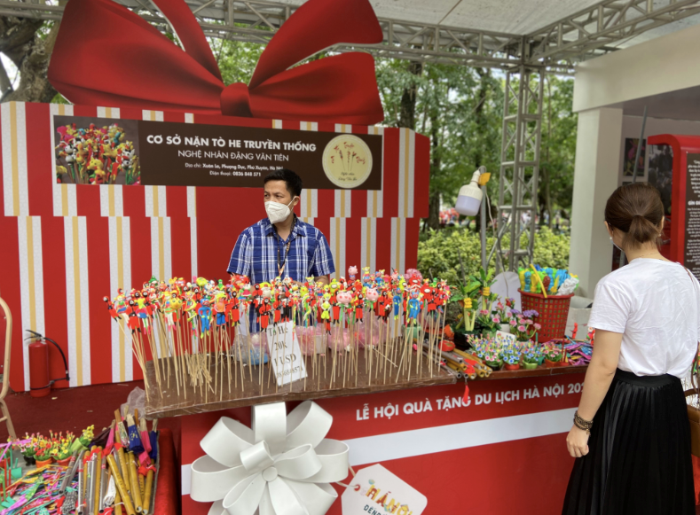 Những gian hàng truyền thống tại lễ hội quà tặng du lịch Hà Nội năm 2022 luôn thu hút thiếu nhi đến tham quan.