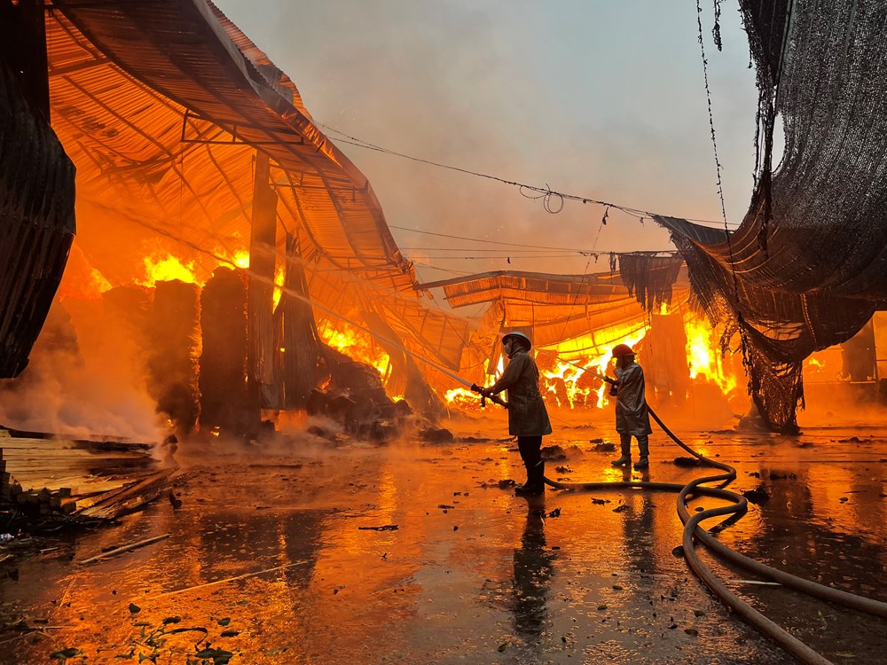 Hà Nội: Dập tắt đám cháy tại một xưởng gỗ ở thôn Yên Viên - ảnh 2