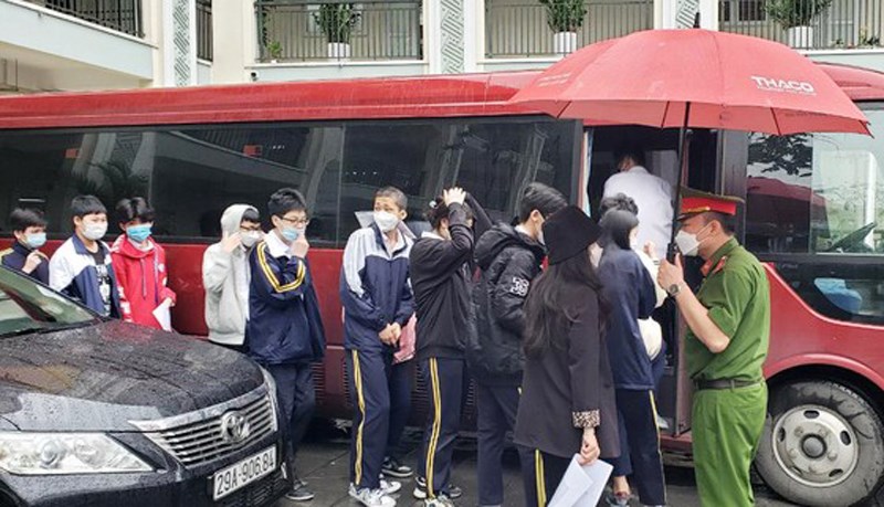 Công an quận Hoàn Kiếm đưa xe đến đón học sinh.