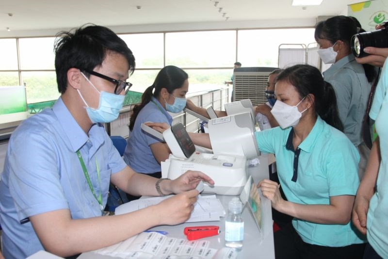 Các bác sỹ Bệnh viện Phụ sản Hà Nội kiểm tra sức khoẻ cho nữ công nhân