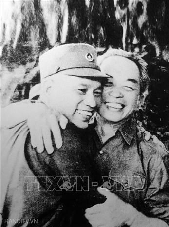 Đại tướng Võ Nguyên Giáp và Đại tướng Văn Tiến Dũng gặp lại nhau sau giải phóng Sài Gòn (5/5/1975). Ảnh: Tư liệu/TTXVN phát