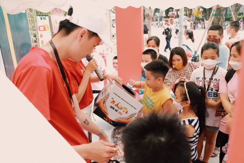 Du khách hào hứng tham gia các hoạt động tại Lễ hội quà tặng du lịch Hà Nội