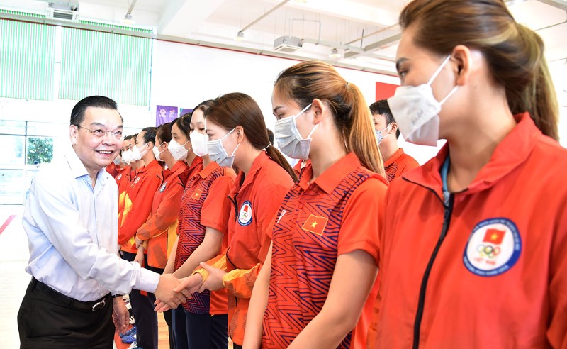 Chủ tịch UBND thành phố Chu Ngọc Anh thăm, kiểm tra công tác tập luyện, động viên các vận động viên môn đấu kiếm chuẩn bị SEA Games 31