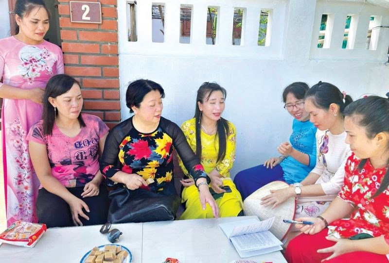 Đồng chí Nguyễn Thị Thu Thuỷ, Phó Chủ tịch Thường trực Hội LHPN Hà Nội trò chuyện với chị em phụ nữ ở đảo Song Tử Tây