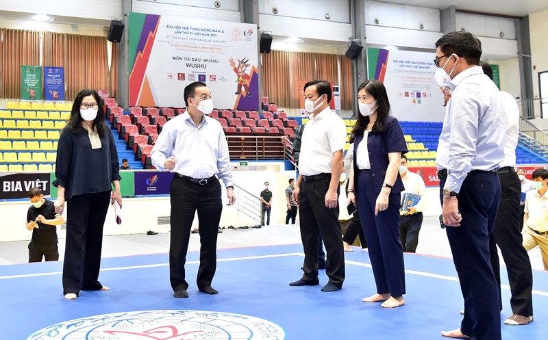 Chủ tịch UBND thành phố Chu Ngọc Anh thăm, kiểm tra công tác chuẩn bị phục vụ cho môn Wushu tại Nhà thi đấu quận Cầu Giấy	Ảnh: Viết Thành
