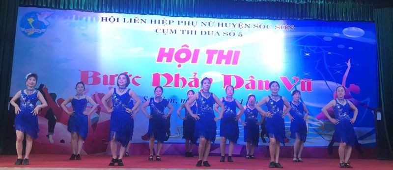 Các đội thi tham gia hội thi “Bước nhảy dân vũ”do Hội LHPN huyện Sóc Sơn tổ chức tháng 4/2022       Ảnh: HPN
