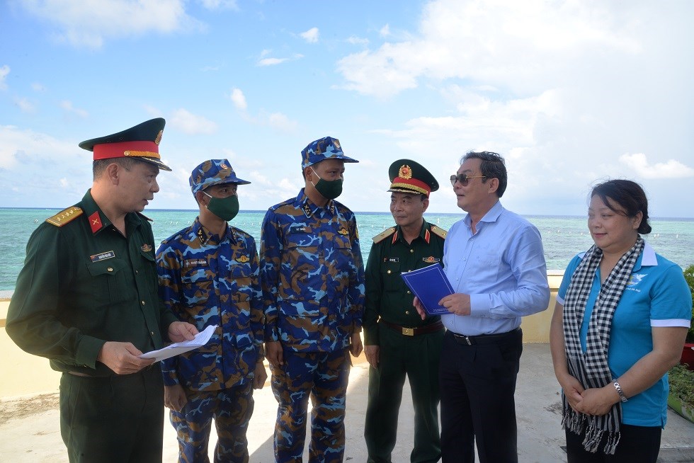 Đồng chí Lê Hồng Sơn, Phó Chủ tịch Thường trực UBND TP Hà Nội tặng quà, động viên các cán bộ đang công tác tại đảo Đá Lớn B
