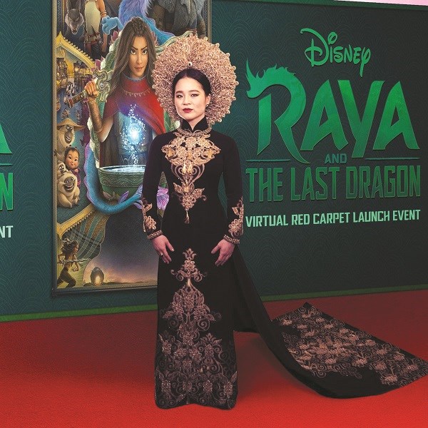 Kelly Marie Trần diện áo dài khi ra mắt phim “Raya và rồng thần cuối cùng” của Disney. Ảnh: Disney