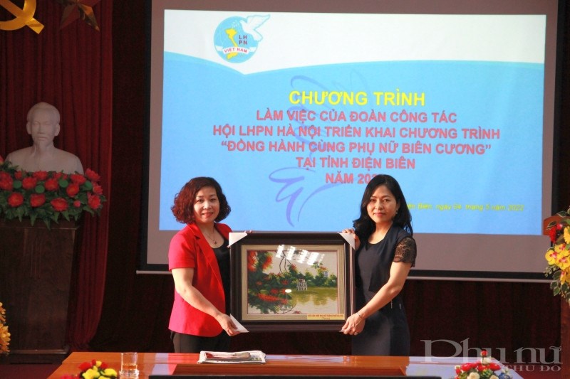Đồng chí Lê Thị Thiên Hương gửi tặng bức tranh phong cảnh Hà Nội tới Hội LHPN tỉnh Điện Biên.