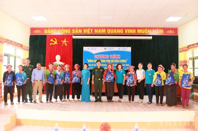 Đoàn công tác của Hội LHPN Hà Nội tặng quà cho phụ nữ khó khăn xã Leng Su Sìn.