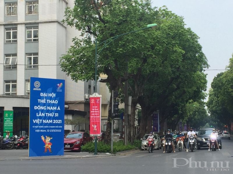 Pano tuyên truyền trên con phố Trần Hưng Đạo (Hà Nội)