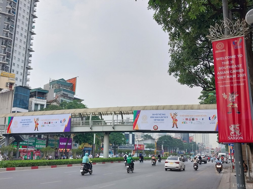 Pano tuyên truyền SEA Games 31 trên cầu vượt đi bộ tại đường Nguyễn Chí Thanh